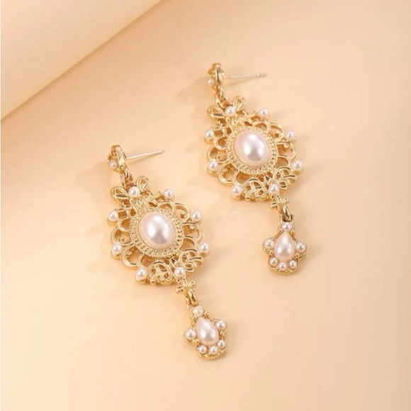 3/$18 Vintage earrings - Picture 2 of 4